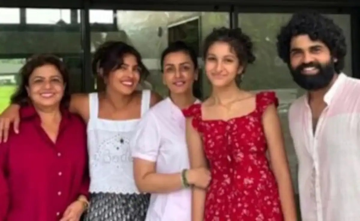 Namrata Shirodkar Closes 2025 With Gratitude, Cherishing Moments With Mahesh Babu and Priyanka Chopra